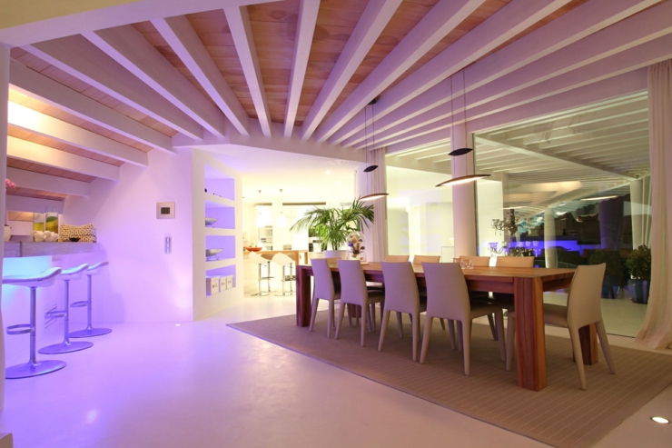Salle à manger avec une grande table d’invités salle à manger spacieuse luxe