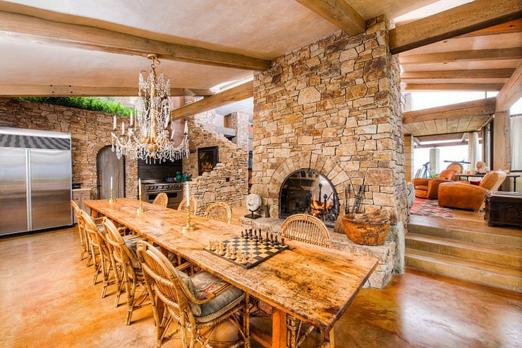 Salle à manger avec grande table à manger de cette résidence de prestige salle à manger intérieur rustique résidence de prestige