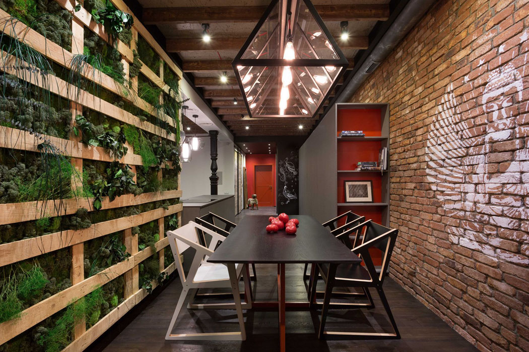 Salle à manger avec un beau mur végétal combiné au mobilier à l’aspect original et décalé salle à manger design décalé mobilier luxe