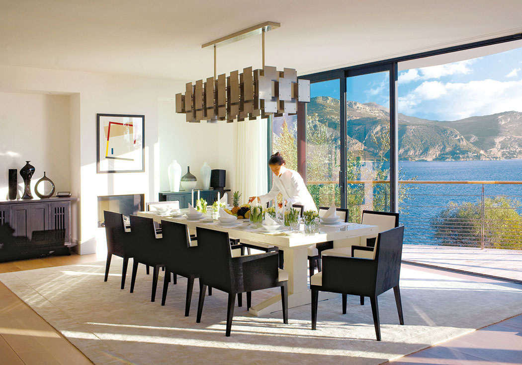 A côté du séjour se trouve une grande salle à manger tout aussi claire avec une belle vue sur l’eau magnifique vue villa à louer pour millionnaires