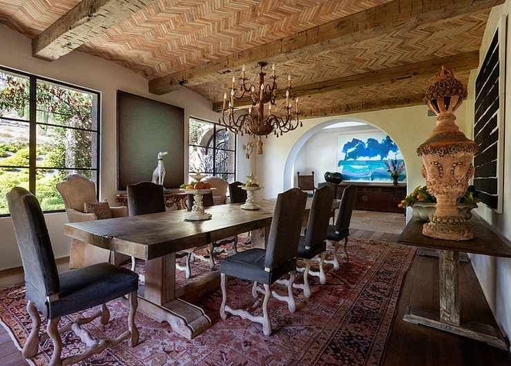 La vaste salle à manger de cette villa de luxe à Malibu grande salle à manger