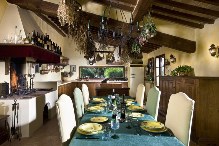 La cuisine et la salle à manger possèdent un charme authentique d’antan Cuisine villa rustique de luxe