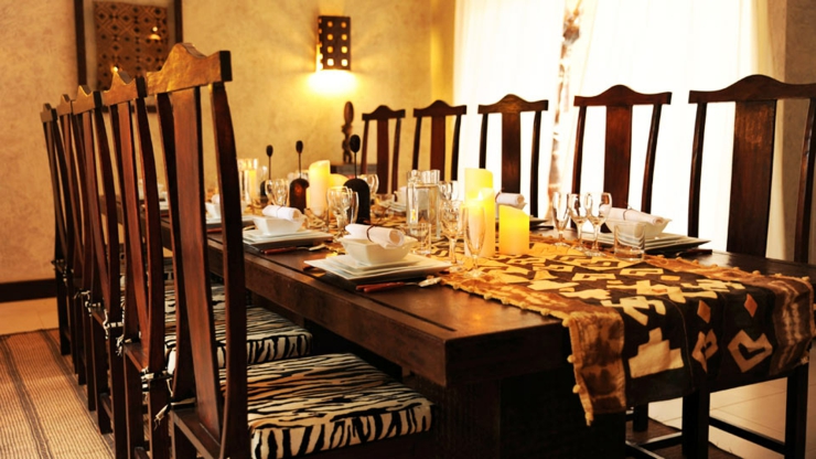 Table et chaises de la salle à manger en bois exotique salle à manger location de vacances luxe