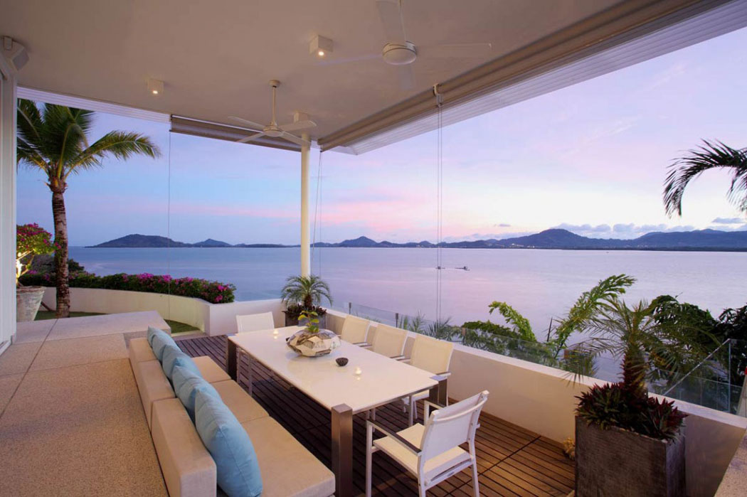 Terrasse couverte pour des repas en plein air face à la beauté de la mer turquoise vue romantique exotique mer vacances