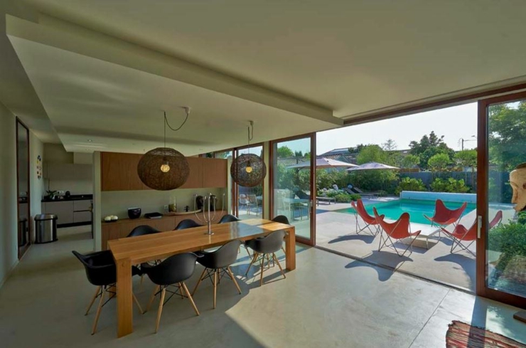 La salle à manger de la résidence en grande table en bois massif intérieur mobilier design baie vitrée