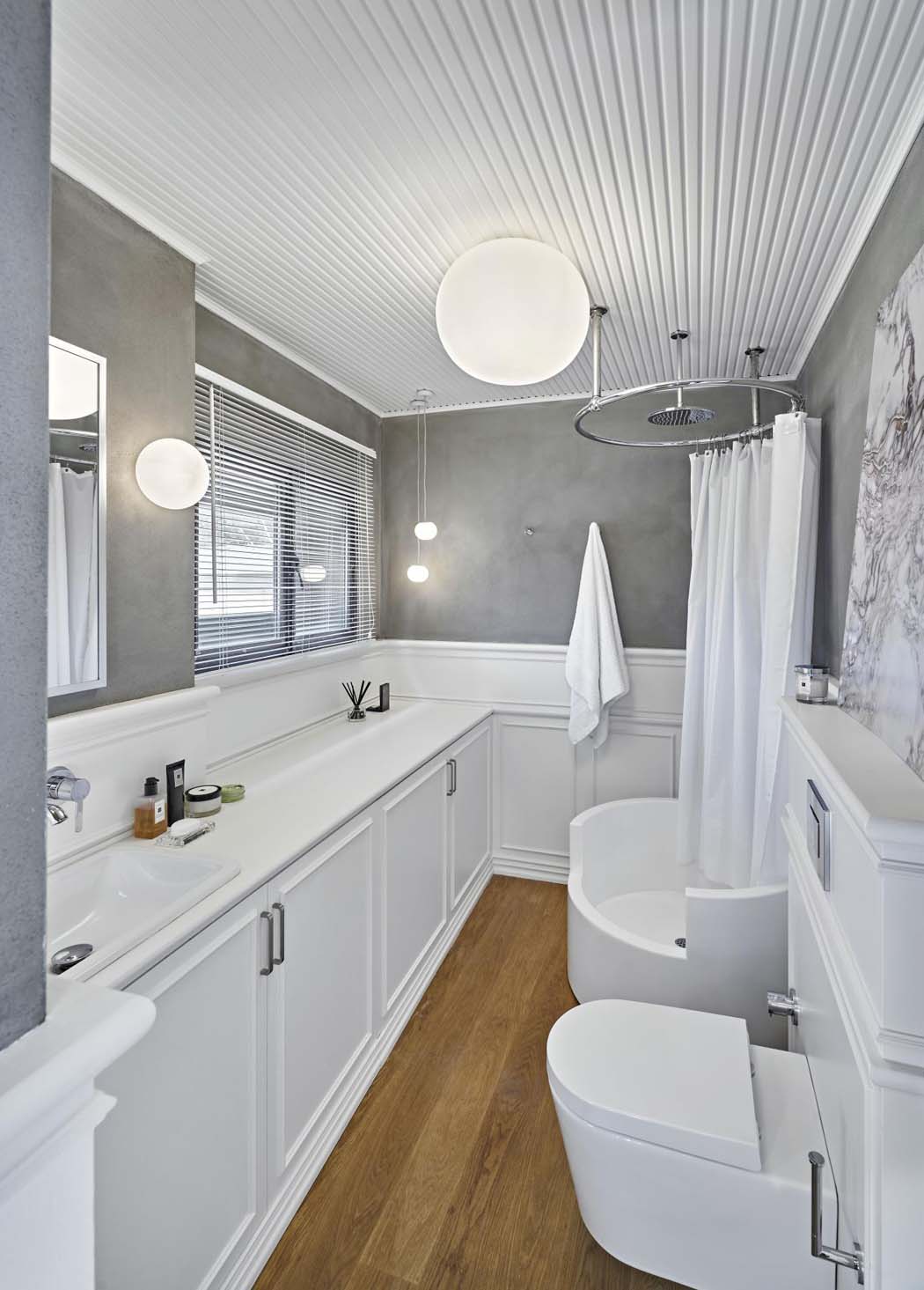 La seconde salle de bains est plutôt une salle d’eau, plus petite et compacte salle de douche chambre amis appartement moderne