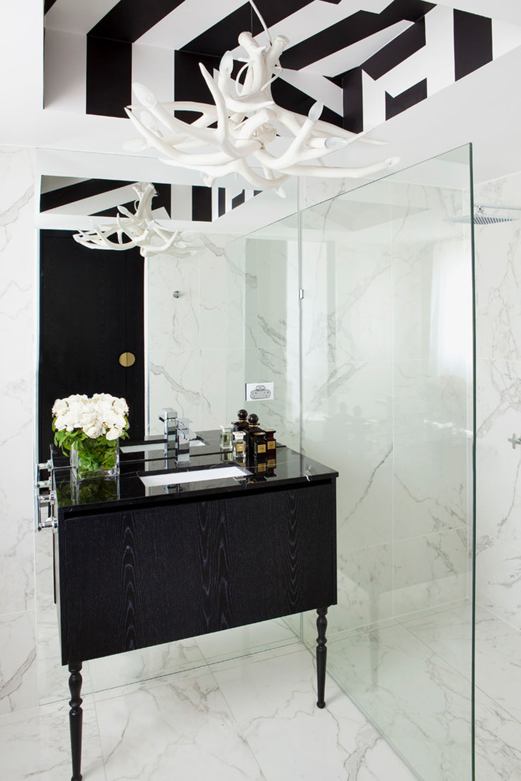 Belle salle de bains où le marbre blanc se combine parfaitement avec les teintes noires salle de bains design luxe appartement
