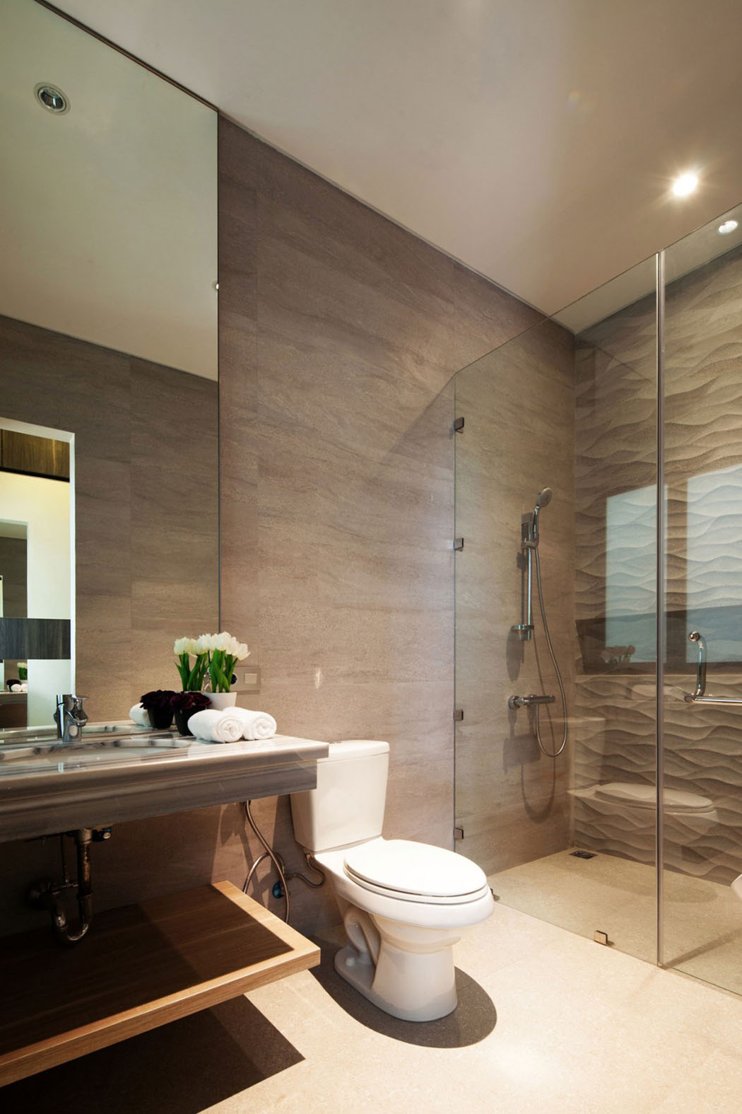 La salle de douche attenante d’une des nombreuses chambres de cette maison moderne salle de bain douche italienne design moderne