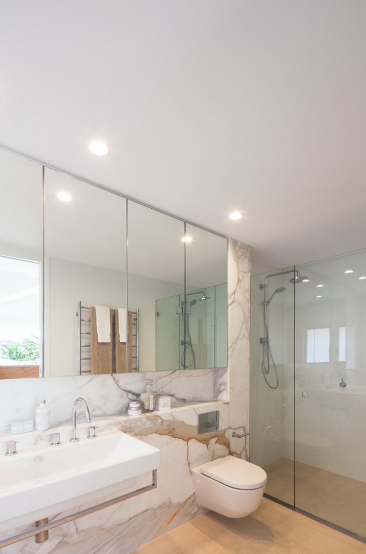 Salle d’eau et toilettes en marbre blanc et au design classe toilettes design marbre villa de vacances