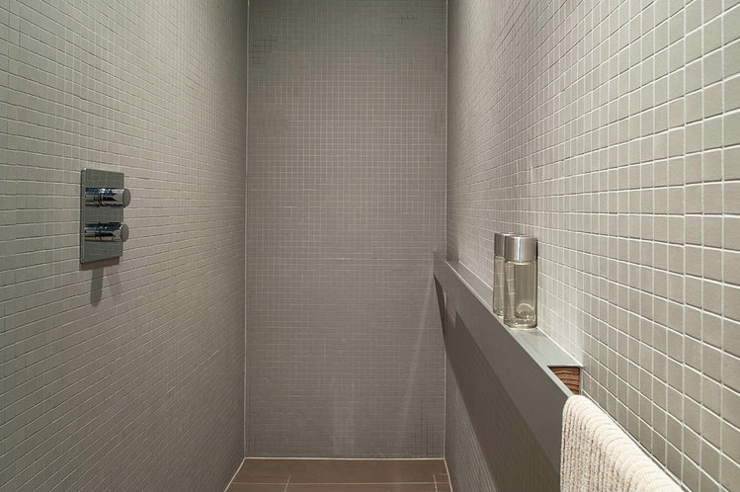 Douche italienne dans la salle d’eau salle de bains moderne chalet en bois