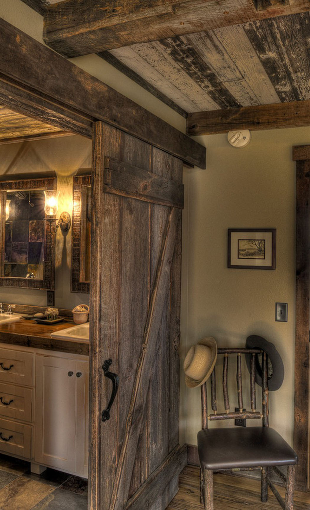 Salle de bains à l’ameublement rustique où le bois est sans surprise le matériau principal salle de bain porte coulissante grange
