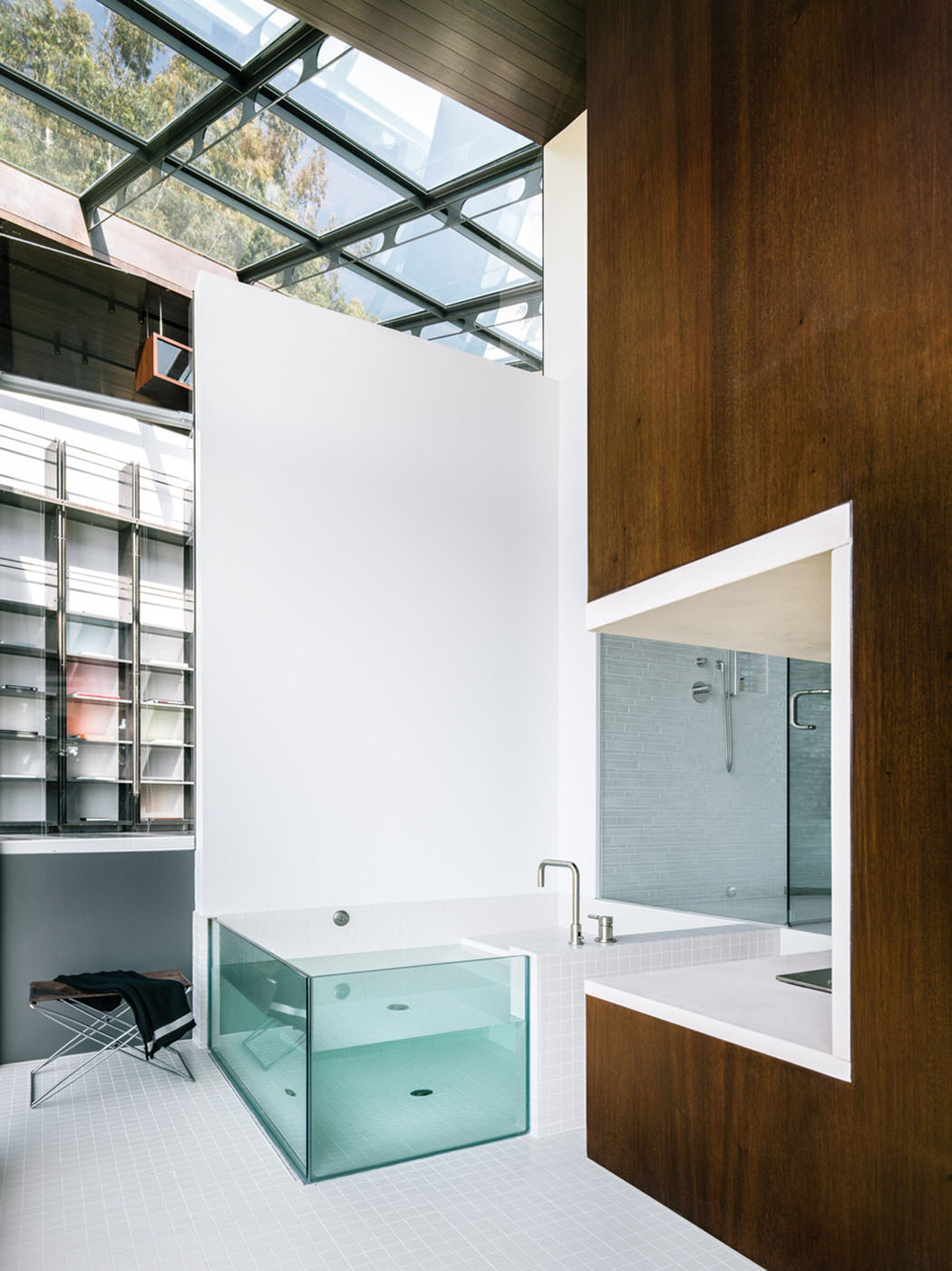 Toit en verre et façade vitrée pour un intérieur de salle de bain très lumineux salle de bain originale aménagement minimaliste