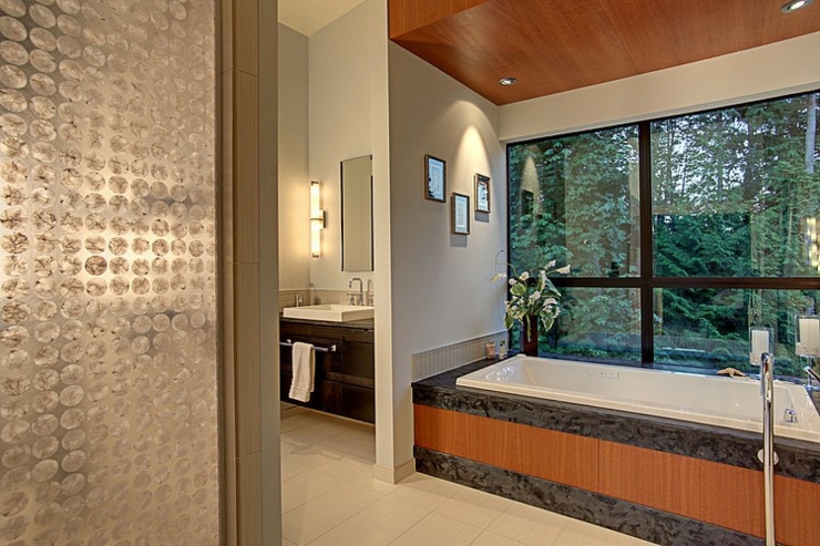 Spacieuse et luxueuse salle de bains avec vue sur le jardin salle de bains de luxe