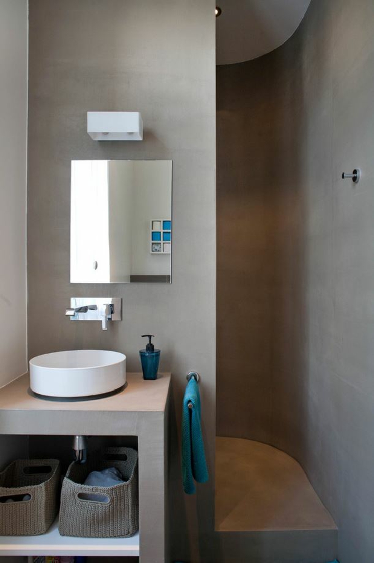 Une des salles de bains, murs au revêtement en béton salle de douche béton