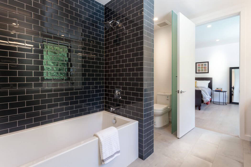 Chacune des chambres à coucher se caractérise par un ameublement sobre et une grande salle de bains attenante grande baignoire salle de bain chambre