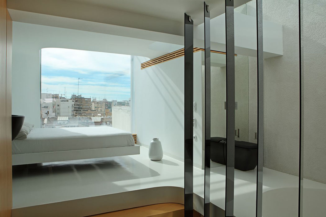 La chambre à coucher possède sa propre salle de bains au design futuriste suite chambre principale avec salle de bain privative