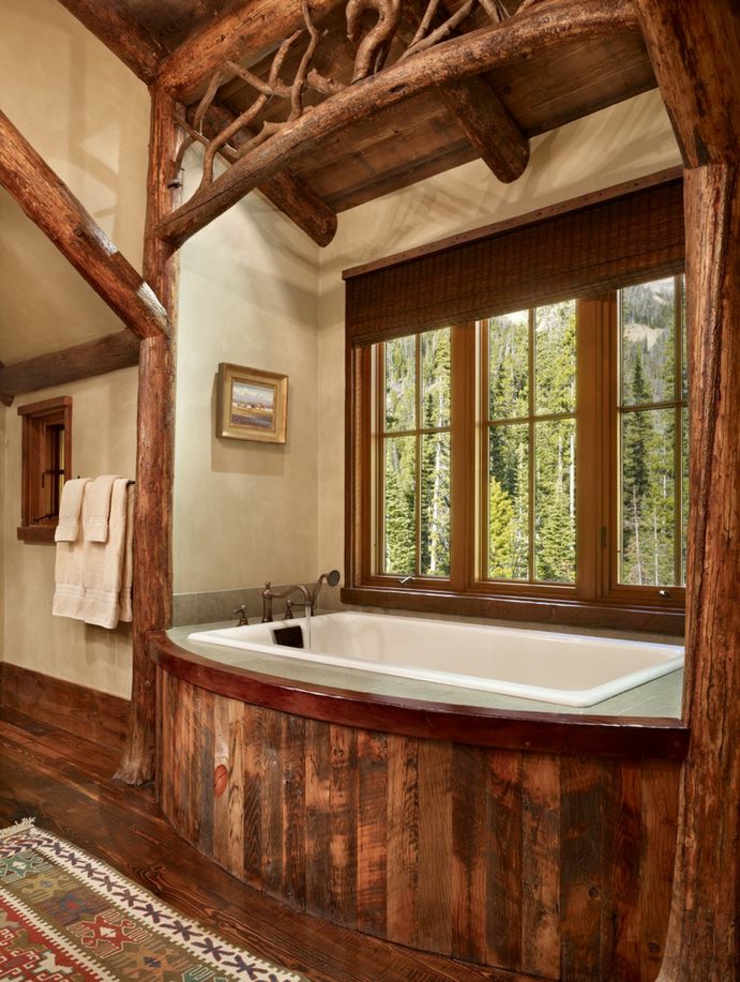 Baignoire dans l’esprit rustique avec une belle vue sur la forêt baignoire avec vue rustique