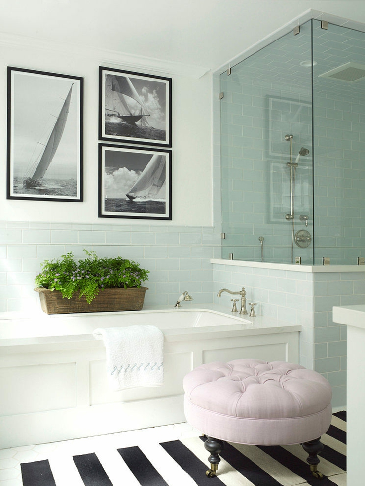 Une des salles de bains de la résidence de vacances grande salle de bains design classique