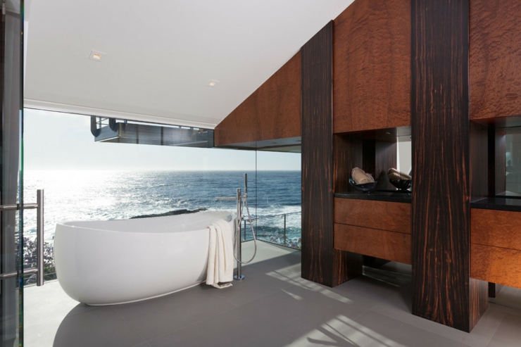 Salle de bain à l’architecture moderne totalement transparente luxueuse salle de bain vue sur mer