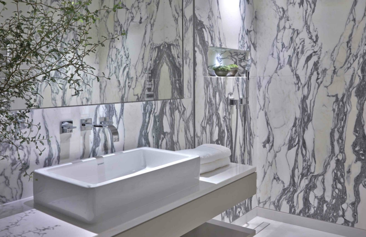 Salle de douche en marbre blanc de cette résidence de haut standing salle de douche marbre luxe blan