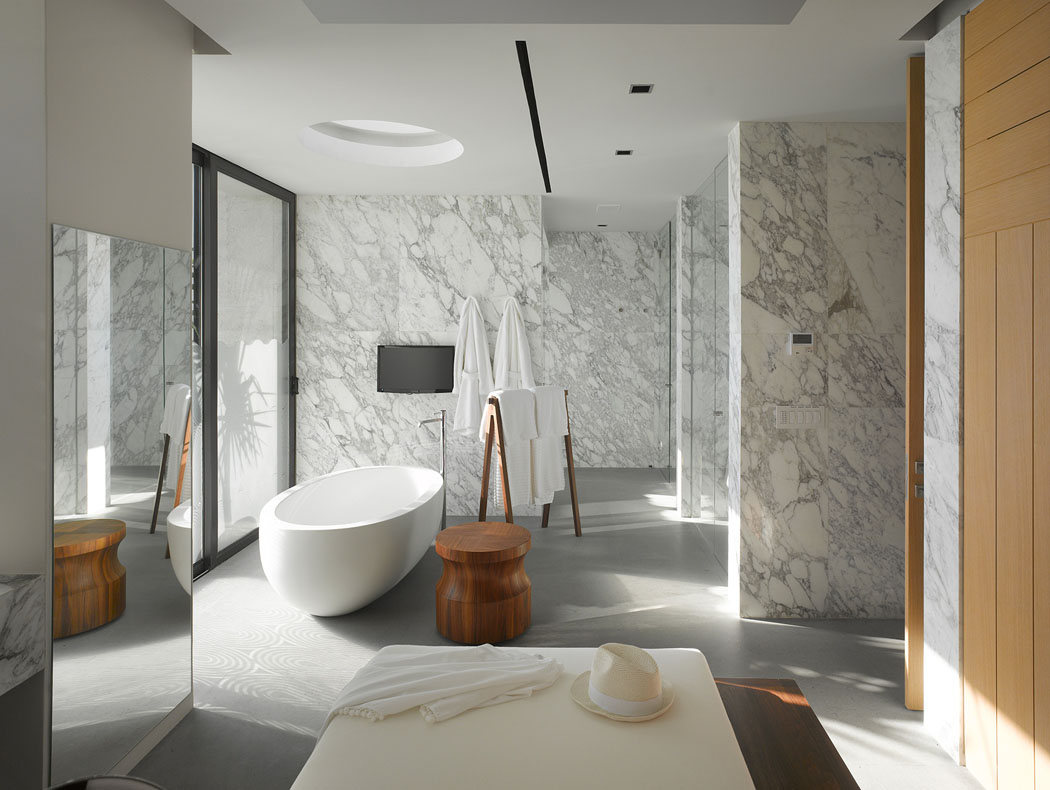 Salle de bains aux murs en marbres à l’aménagement luxueux et classe salle de bain design prestige marbre blanc