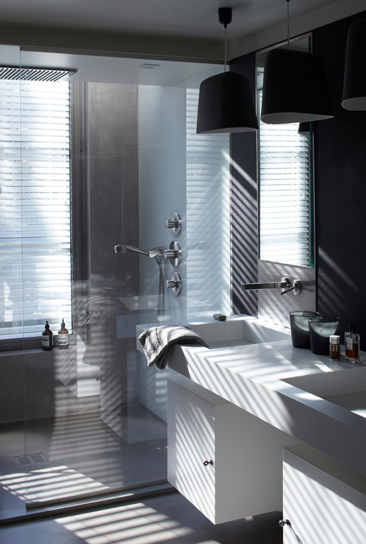 Salle d'eau dans des couleurs sombres