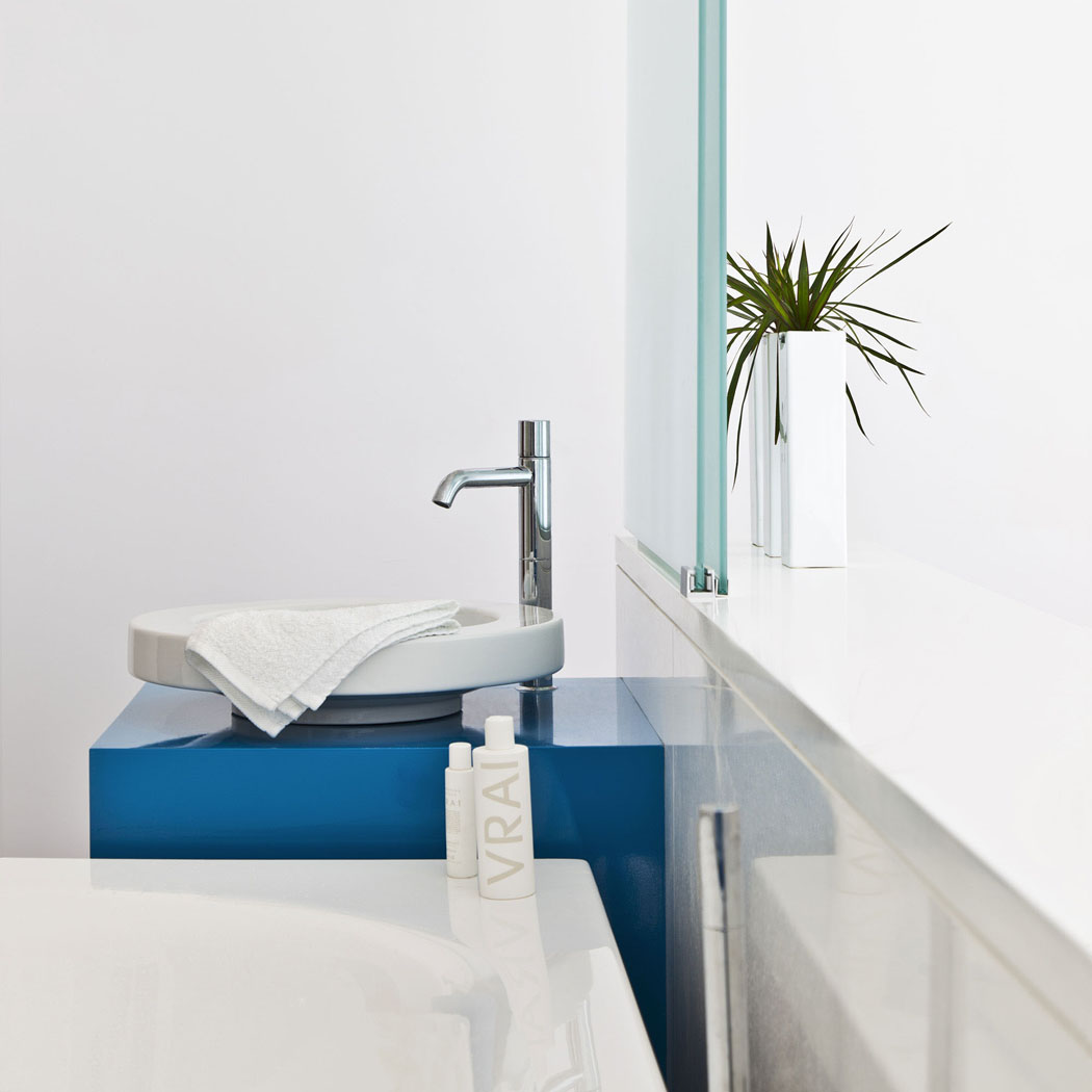 Aménagement luxueux et minimaliste des salles de bains de cette maison d’architecte aménagement décor salle de bain épuré