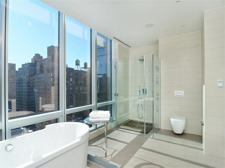 Salle de bains lumineuse de l’immobilier de luxe salle de bains moderne immobilier de luxe manhattan