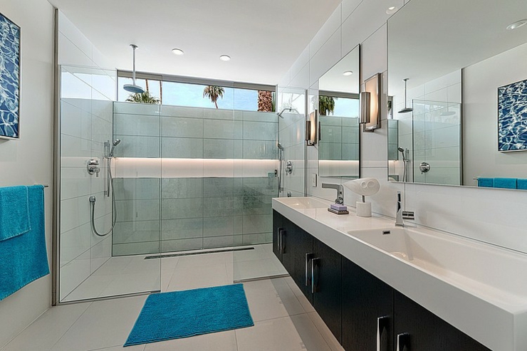 Salle de bains à la double vasque et double cabine de douche salle de bain originale luxueuse