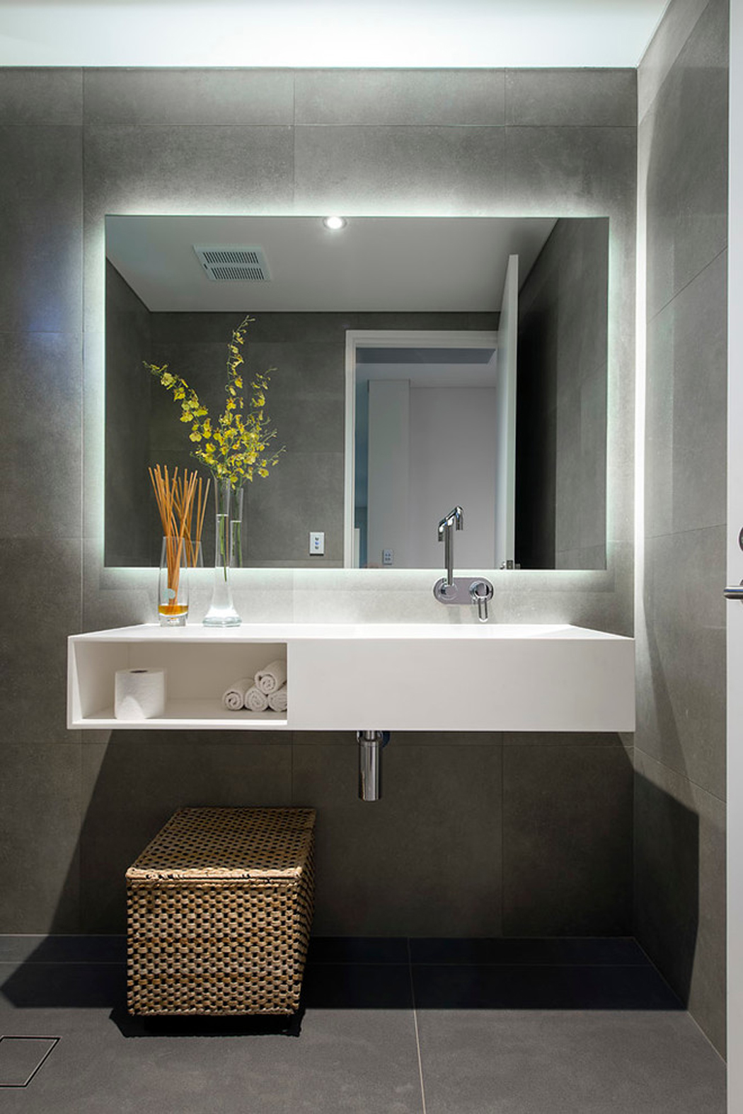 Les toilettes au design tendance & impersonnel en gris béton Toilettes design de cette maison contemporaine