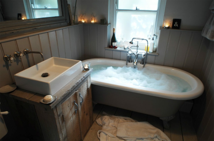 Salle de bains au design rustique de ce cottage anglais salle de bain design rustique cottage anglais