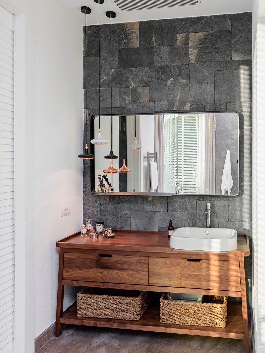 Le style éclectique confirmé jusqu’à dans les salles de bains de cette maison de charme design éclectique salle de bains maison de charme