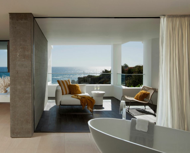 Petit salon et balcon depuis une des salles de bains balcon et baignoire avec vue sur la mer