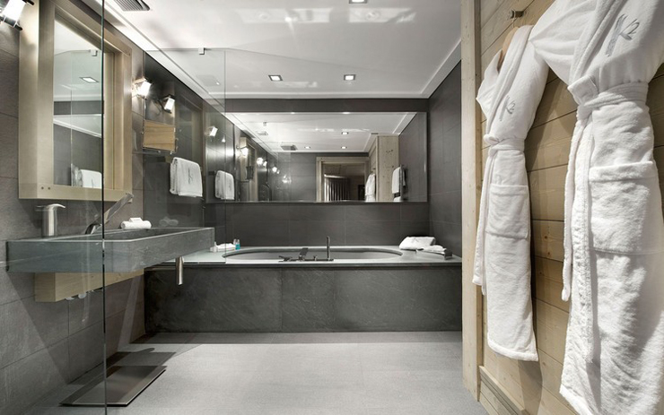 Cette résidence de haut standing possède sa piscine intérieure salle de bain individuelle villa de luxe rustique