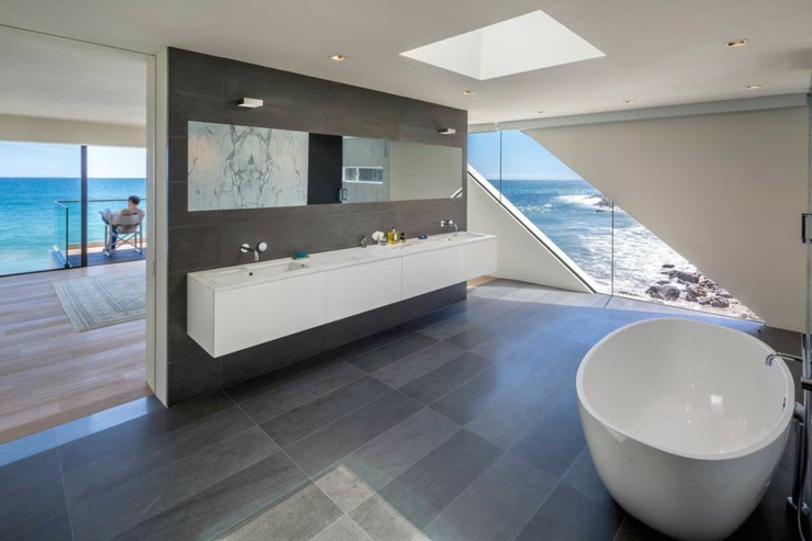 Spacieuse salle de bains à la baignoire de luxe salle de bains vue mer