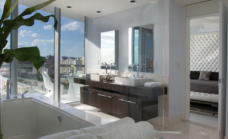 Grande et spacieuse salle de bains avec magnifique vue spacieuse salle de bain vue sur mer