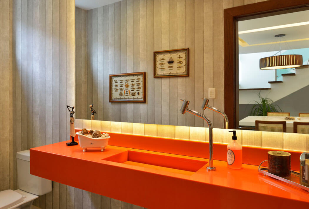 Une décoration aquatique que l’on retrouve jusqu’à dans les toilettes situées au rez-de-chaussée toilettes déco orange maison moderne familiale secondaire