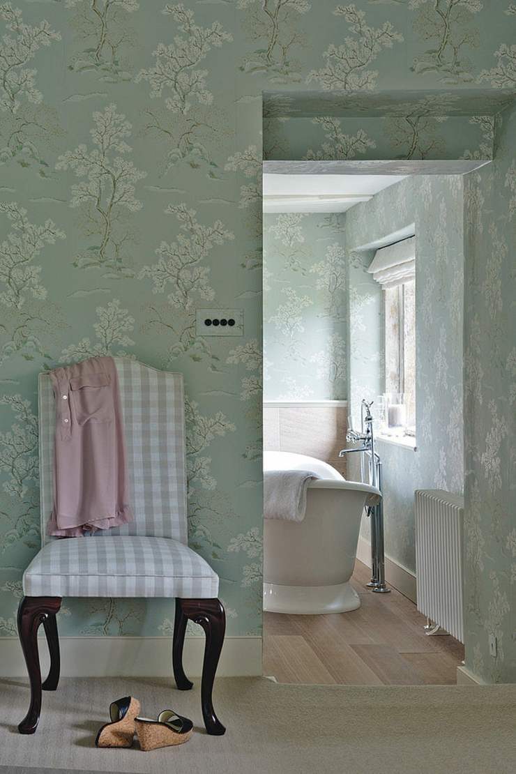 Spacieuse salle de bains à la baignoire de luxe intérieur rustique ancien accueillant