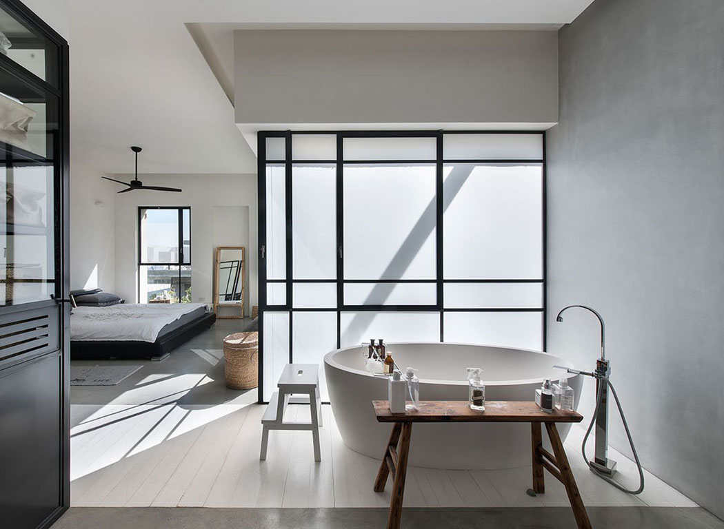 Une salle de bains ouverte au design minimaliste fait partie de la chambre principale salle de bain ameublement minimaliste ouverte