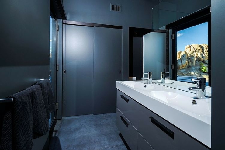 salle de bains en noir