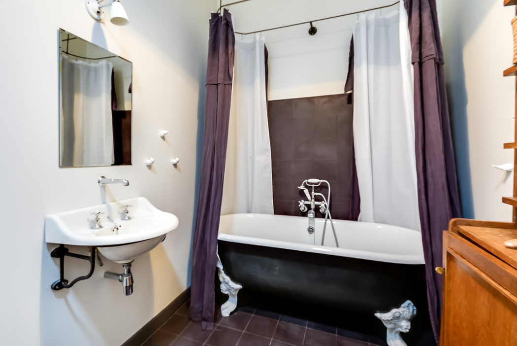 salle de bain rétro design baignoire à pieds