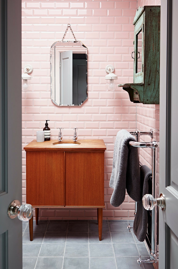 Petite salle de douche à l’ambiance des années 50 salle de bains carreaux retro