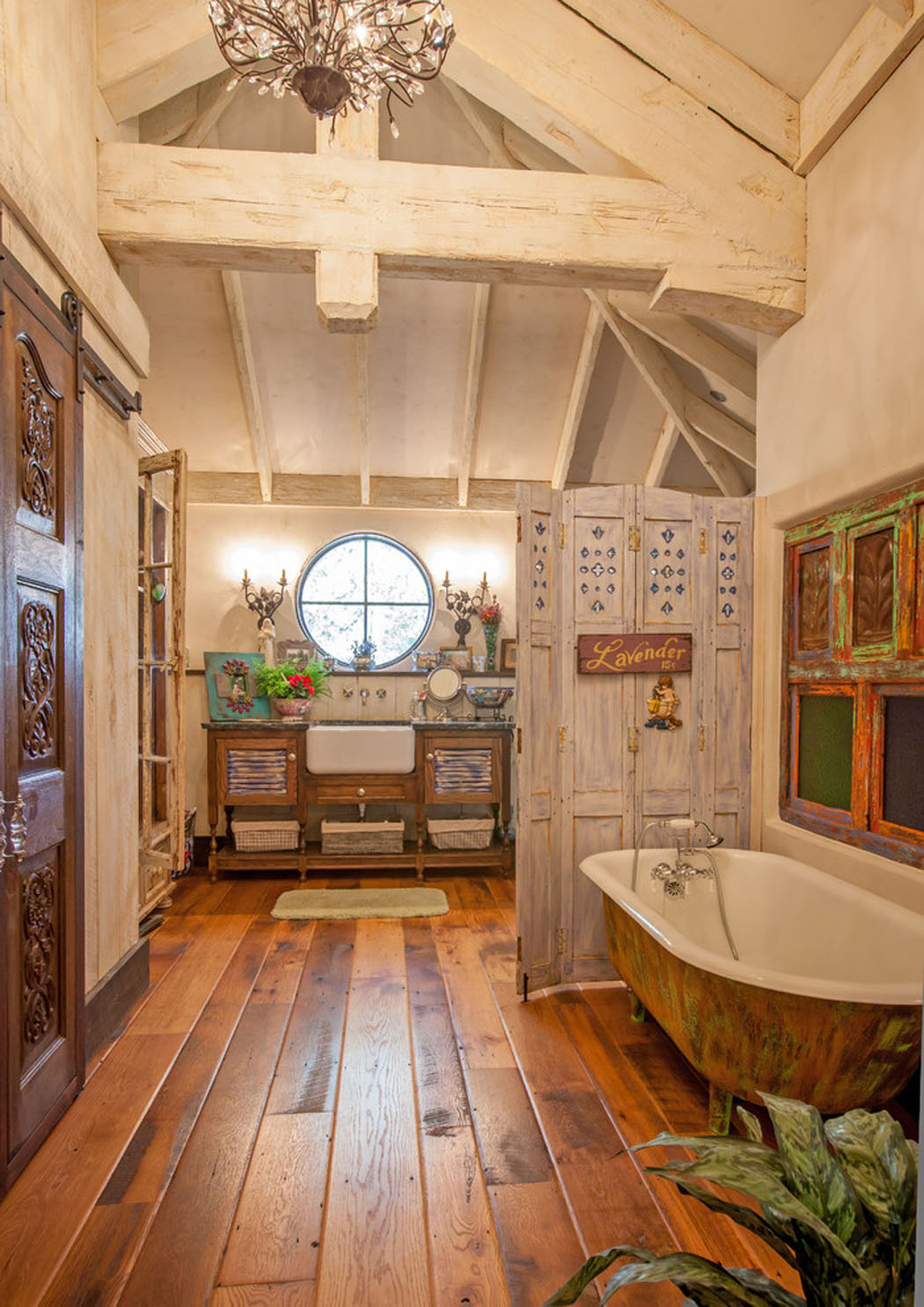 Merveilleux exemple pour une salle de bains éclectique à l’intérieur en bois salle de bain design rustique en bois