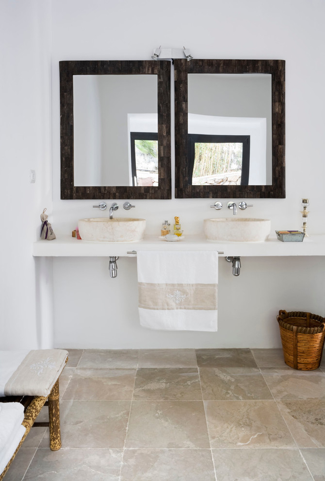Peu de meubles dans cette salle de bains aux touches rustiques salle de bains minimaliste et rustique