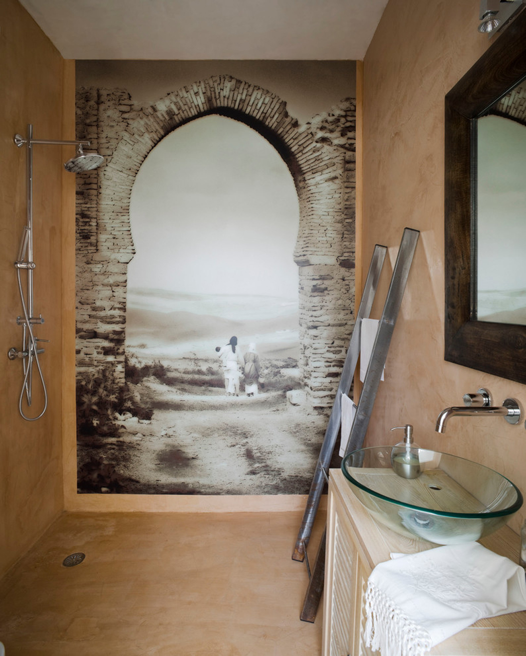 Salle d’eau dans des teintes « saumon » et à la décoration originale salle de douche d'une villa secondaire sur la côte