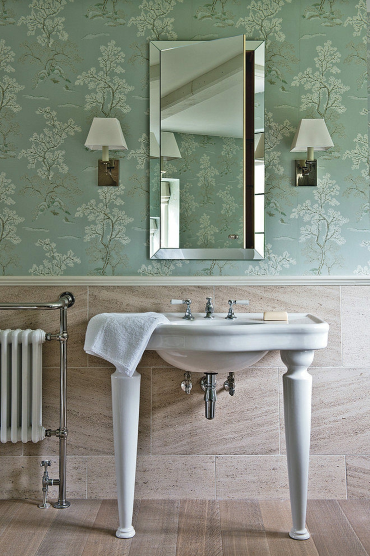 Lavabo en porcelaine de cette résidence de vacances salle de bain aux papiers peints d'antan