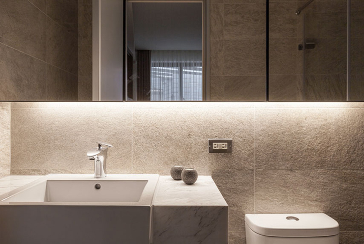 Une des trois salles de bains de cet appartement moderne et familial Salle de bains simple minimaliste