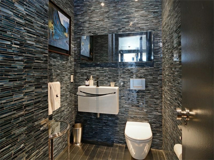 Salle de bains aux carrelages foncés de cet immobilier de luxe salle de bains design foncé immobililer de luxe manhattan