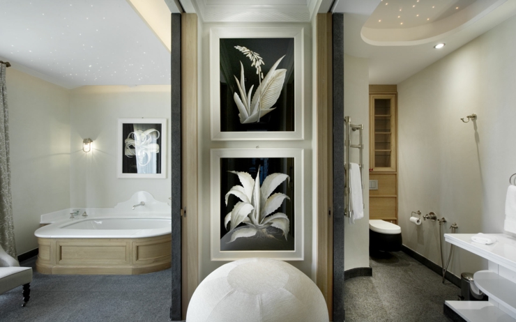 Salle de bains et toilette de la villa de luxe Saint Tropez salle de bains baignoire luxe villa de Saint Tropez