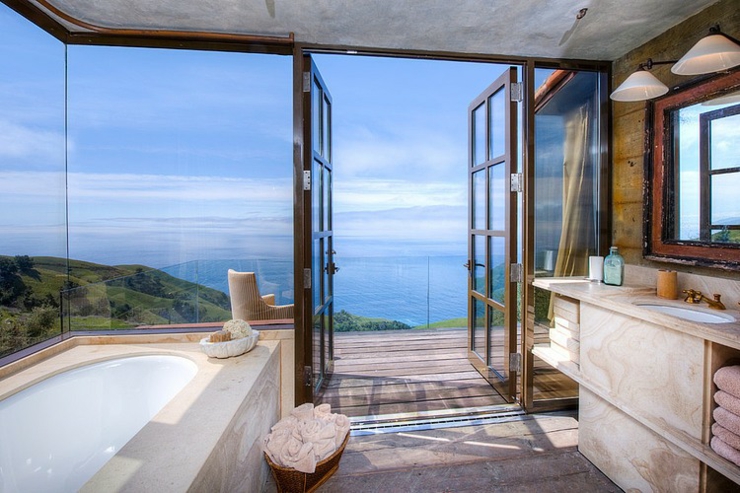 Une des six salles de bains de cette magnifique résidence de prestige salle de bain design vue sur mer